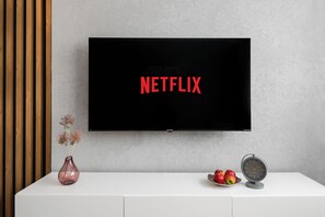 Apartamento Confort, vistas a la ciudad | Zona de estar | Smart TV de 50 pulgadas con canales por cable, Netflix