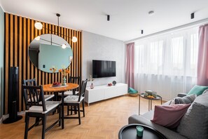 Apartamento Confort, vistas a la ciudad | Zona de estar | Smart TV de 50 pulgadas con canales por cable, Netflix