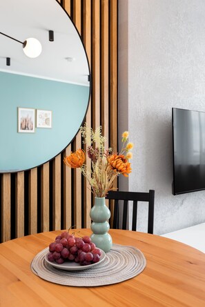 Apartamento Confort, vistas a la ciudad | Zona de estar | Smart TV de 50 pulgadas con canales por cable, Netflix