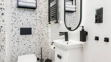 Apartamento conforto, vista para a cidade | Banheiro | Chuveiro, produtos de toalete grátis, secador de cabelo