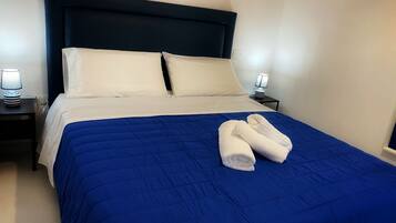 Caja de seguridad en la habitación y tabla de planchar con plancha