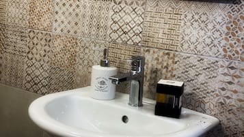 Secador de pelo, toallas, jabón, shampoo