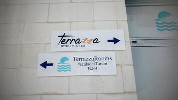 Opasteet, jotka osoittavat Terraza- ja TerrazaRooms-alueiden sijainnin.