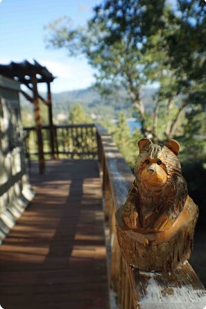 Property grounds - Breath Taking Lake View - Charming 3-bedroom cabin in terrific Lake Arrowhead! (Lake Arrowhead)