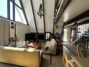 Smart-TV, Kamin, Tischfußball