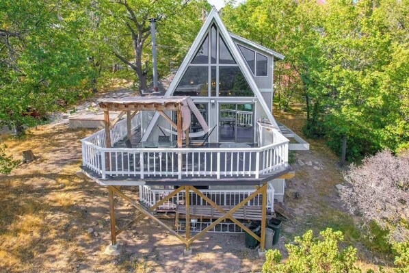 Terrace/patio - Breath Taking Lake View - Charming 3-bedroom cabin in terrific Lake Arrowhead! (Lake Arrowhead)