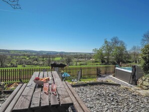 Outdoor dining - Caban Cynnes, Aberporth (Rhydlewis)