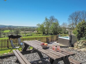 Outdoor dining - Caban Cynnes, Aberporth (Rhydlewis)