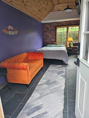 Free WiFi, bed sheets - F.R.I.E.N.D.S inspired studio in beautiful Barrington with WiFi, AC (Barrington)