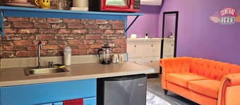 F.R.I.E.N.D.S inspired studio in beautiful Barrington with WiFi, AC