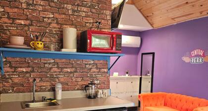 F.R.I.E.N.D.S inspired studio in beautiful Barrington with WiFi, AC