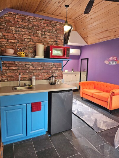 F.R.I.E.N.D.S inspired studio in beautiful Barrington with WiFi, AC