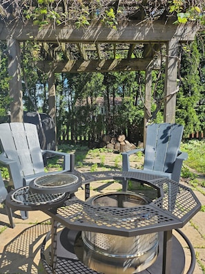 A gazebo with two blue chairs and a round table with a fire pit in the center. - F.R.I.E.N.D.S inspired studio in beautiful Barrington with WiFi, AC (Barrington)