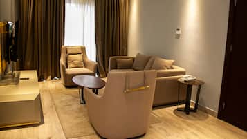 Habitación triple familiar, balcón, vistas a la ciudad | Caja fuerte, cortinas opacas, wifi gratis