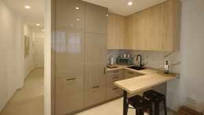 Coffee/tea maker, fridge, microwave, dishwasher