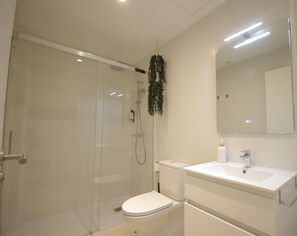 Douche, serviettes fournies