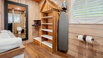 Alfa | Bad | Dusj, hårføner, tøfler og håndklær