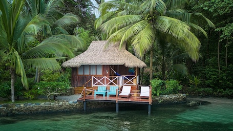 Minibar, caja de seguridad en la habitación, wifi gratis y ropa de cama