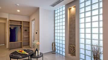 Penthouse, pemandangan kota | Area keluarga | Smart TV 55-inci dengan saluran TV satelit dan Netflix