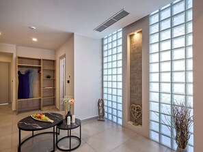 Loftsleilighet, byutsikt | Oppholdsområde | En 55-tommers smart-TV med Parabol-TV samt Netflix og strømmetjenester