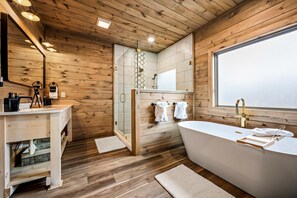 Shower, hair dryer, towels, soap - New Luxury / Firepit / Views / Arcade / Pool Table / Hot Tub / 3 King Suites (Sevierville)
