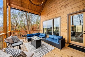Terrace/patio - New Luxury / Firepit / Views / Arcade / Pool Table / Hot Tub / 3 King Suites (Sevierville)