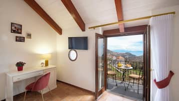 Kamar Quadruple Deluks | Brankas, meja kerja, ruang kerja ramah laptop, dan tirai kedap cahaya