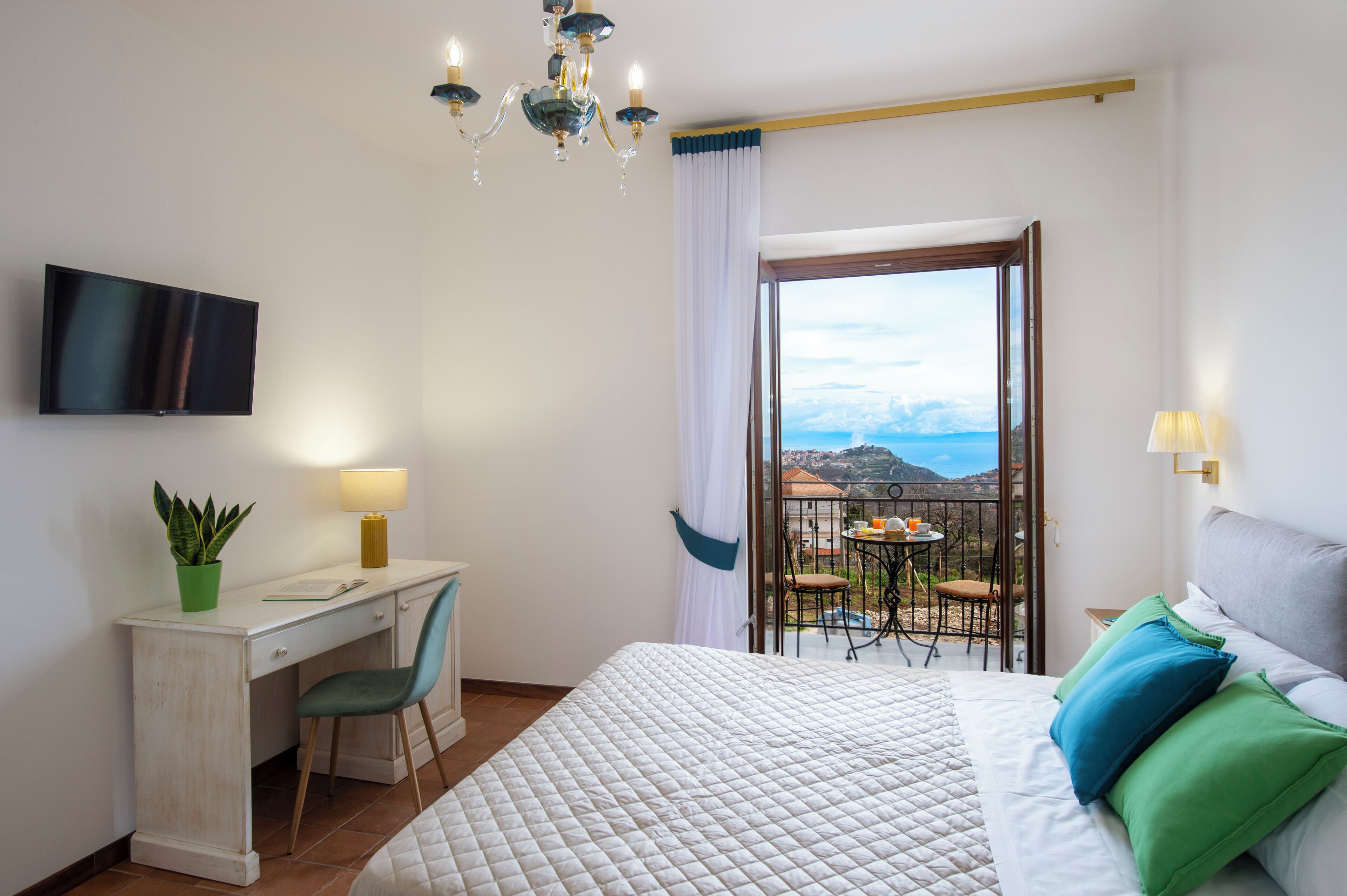 Quadrupla Deluxe, vista mare | Una cassaforte in camera, una scrivania, postazione laptop