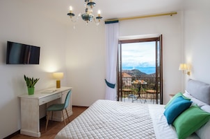 华丽四人房, 海景 | 客房内保险箱、办公桌、笔记本电脑工作区、遮光窗帘