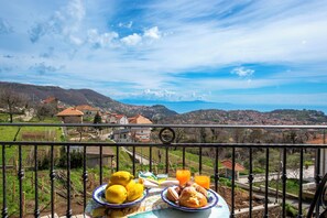 Deluxe-værelse til 4 personer | Pengeskab på værelset, skrivebord, arbejdsområde til bærbare computere