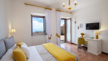 Habitación triple Confort, vista al mar | Caja de seguridad en la habitación y escritorio