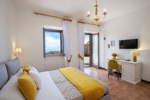 Comfort Triple Room, Sea View | In-room safe, desk, laptop workspace, blackout curtains - IL vigneto di nonno Pietro (Pianillo)