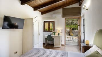 Kamar Quadruple, pemandangan kebun | Brankas, meja kerja, ruang kerja ramah laptop, dan tirai kedap cahaya