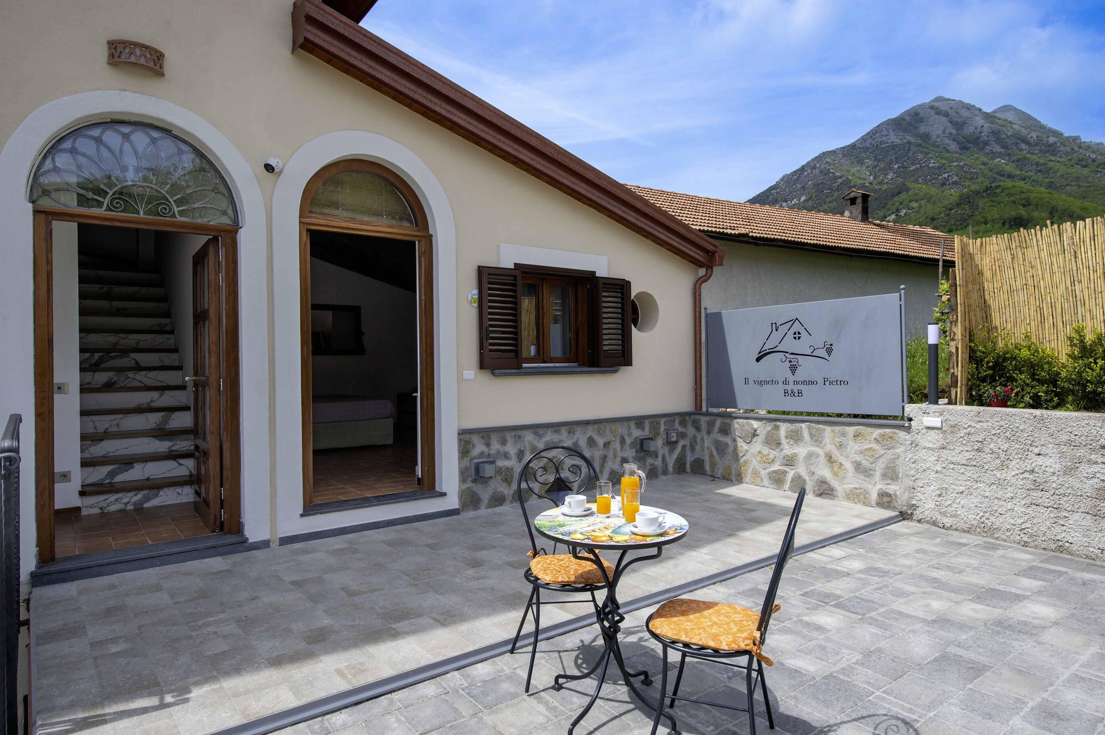 Camera quadrupla, vista giardino | Una cassaforte in camera, una scrivania, postazione laptop