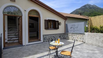 Camera quadrupla, vista giardino | Una cassaforte in camera, una scrivania, postazione laptop