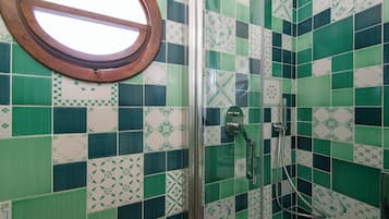 Quadrupla Deluxe, vista mare | Una cassaforte in camera, una scrivania, postazione laptop