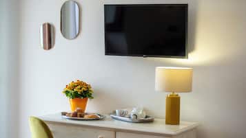 Habitación triple Confort, vista al mar | Caja de seguridad en la habitación y escritorio