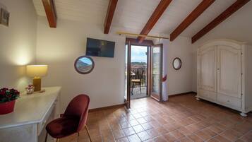 Kamar Quadruple Deluks | Brankas, meja kerja, ruang kerja ramah laptop, dan tirai kedap cahaya