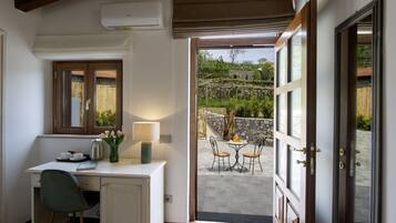 Kamar Quadruple, pemandangan kebun | Brankas, meja kerja, ruang kerja ramah laptop, dan tirai kedap cahaya