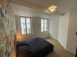 2 bedrooms, iron/ironing board, travel cot, free WiFi