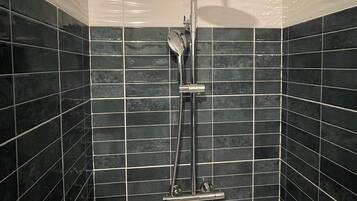 Douche, sĂšche-cheveux, serviettes fournies, savon