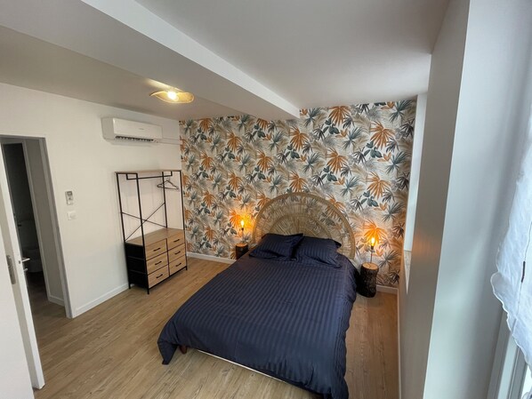 2 chambres, fer et planche à repasser, lit de bébé portatif