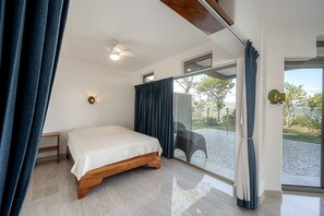 3 slaapkamers, een bureau, een strijkplank/strijkijzer, reisbedje