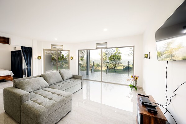 Smart-tv, een open haard en een printer