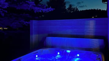 Tina de hidromasaje al aire libre