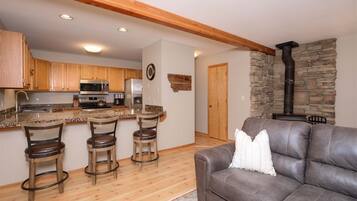 Televisión, chimenea y tenis de mesa