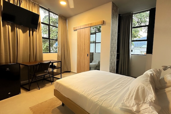 Superior-rum - luftkonditionering - utsikt mot staden | Skrivbord, arbetsyta för laptop och gratis wi-fi