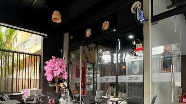 A restaurant with outdoor seating, tables, chairs, and hanging pendant lights. - Hotel Star 37 Av (Ibague)