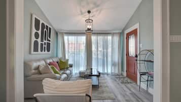 Een smart-tv en boeken