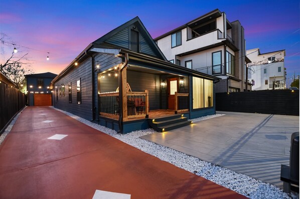 Exterior - Entire Pool House in Montrose 4BR, 3BR, 4PK, 8-12 PPL (Houston)